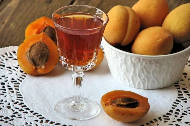 20 простых рецептов абрикосовой настойки