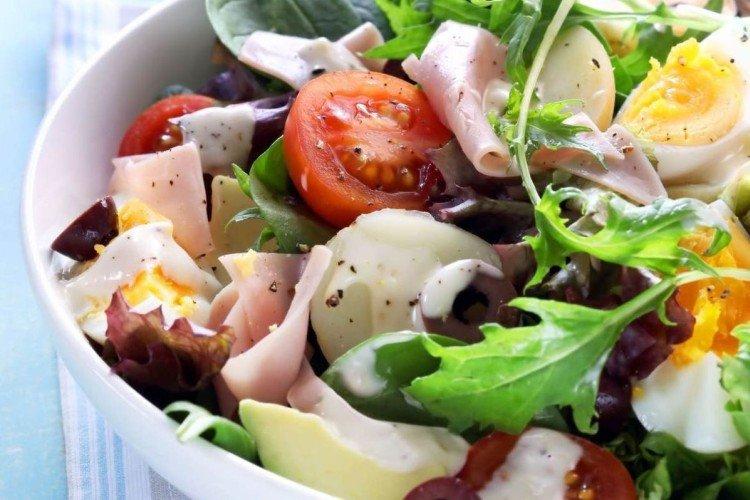 20 отличных салатов с ветчиной на любой вкус и бюджет