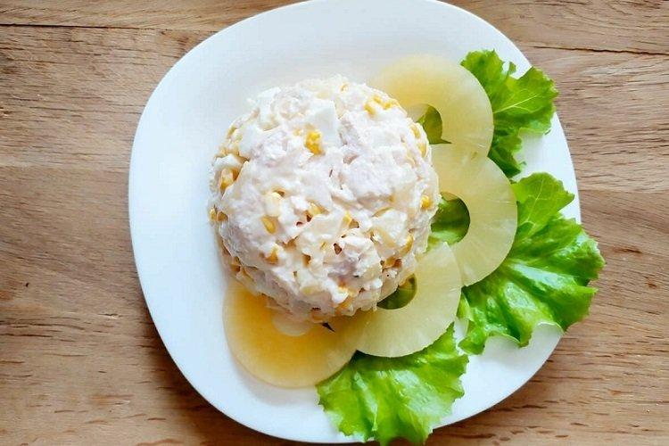 20 простых и аппетитных салатов с ананасами