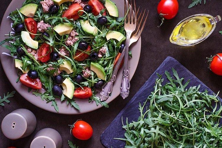 20 простых и вкусных салатов с рукколой