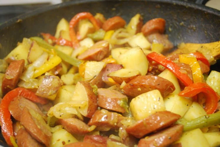 12 отличных рецептов картофеля с колбасками в печи