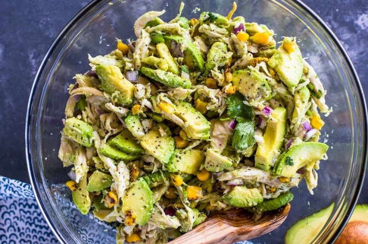 15 салатов с авокадо и огурцом, которые понравятся всей семье