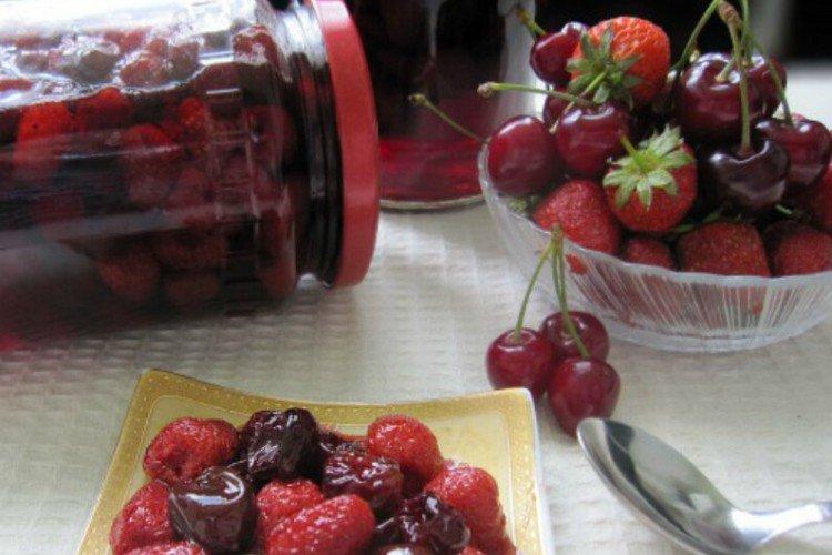 15 отличных рецептов варенья из земляники с целыми ягодами
