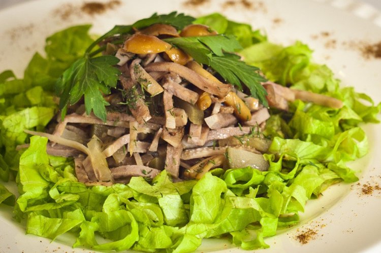 15 салатов с квашенными грибами, которые понравятся всей семье
