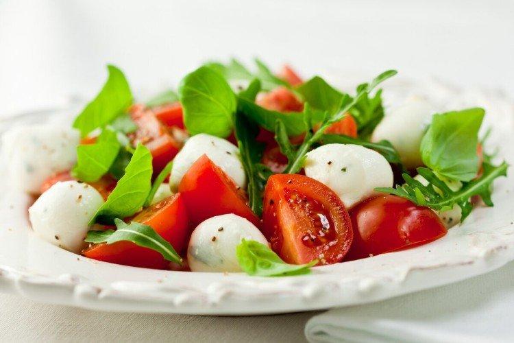 20 простых и очень вкусных салатов с моцареллой