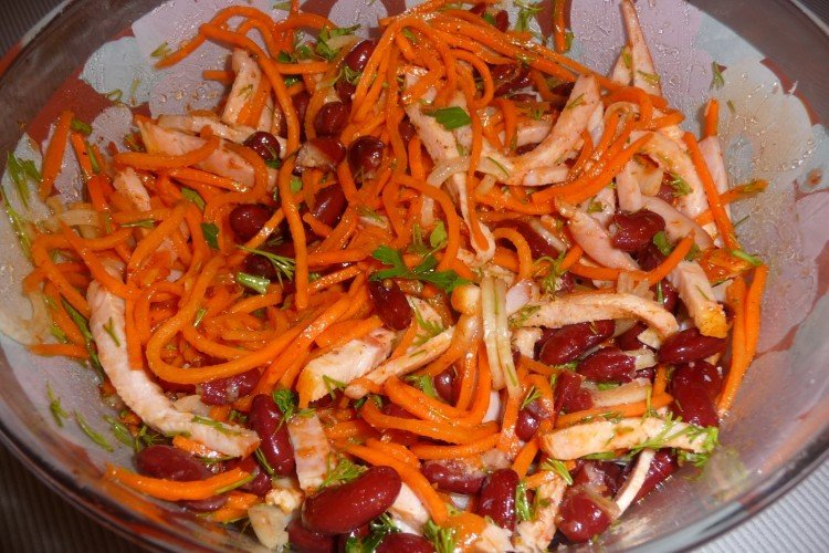 20 быстрых салатов с копченой курицей и корейской морковью