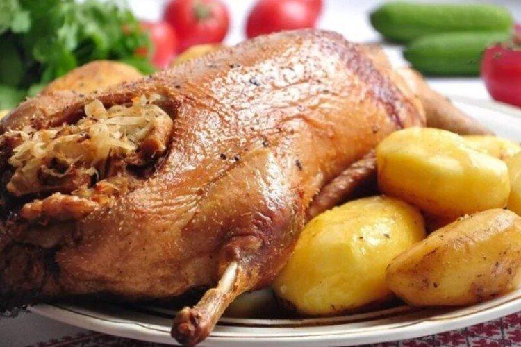 10 великолепных рецептов утки с картошкой в духовке