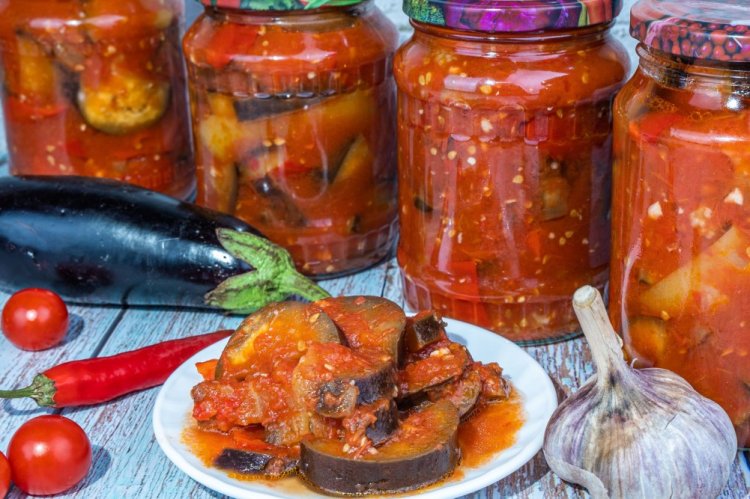 15 прекрасных рецептов баклажанов с помидорами на зиму