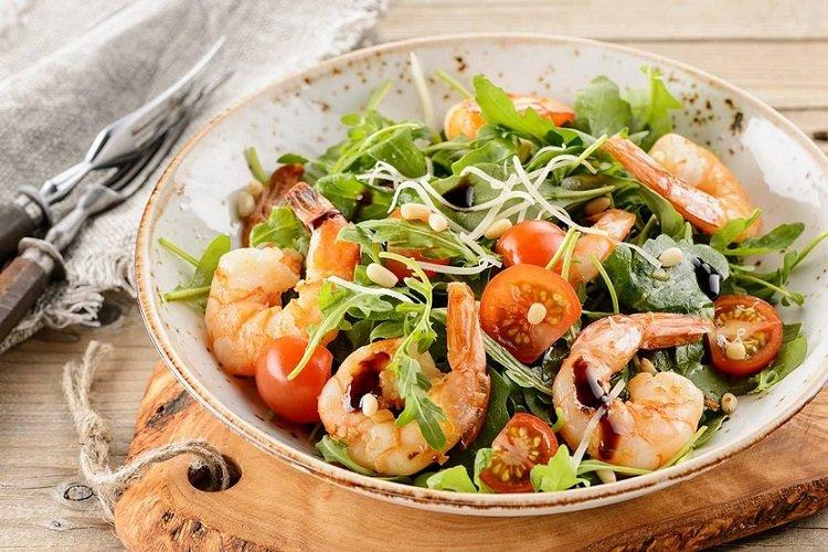 20 оригинальных салатов с креветками и рукколой