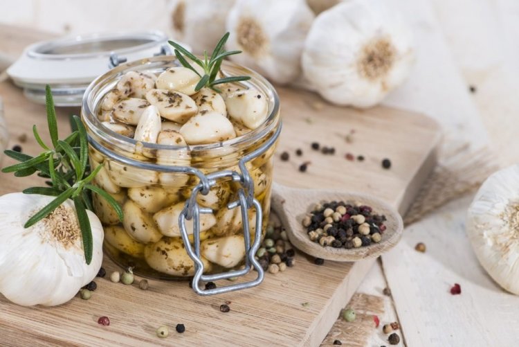 15 отличных рецептов маринованного чеснока на зиму