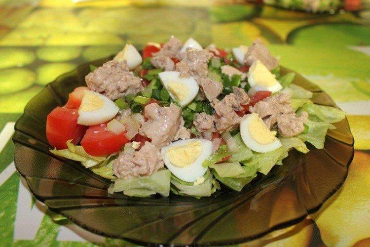 20 простых салатов с огурцами и помидорами на любой вкус