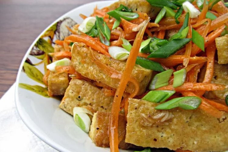 15 салатов с тофу, которые захочется приготовить еще не раз