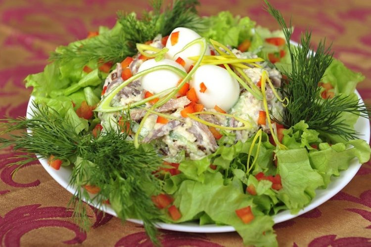 15 простых салатов с перепелиными яйцами