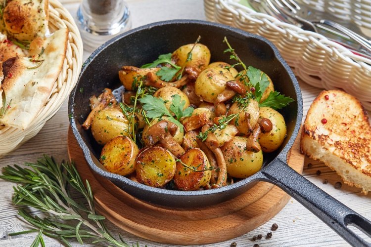 12 замечательных рецептов жареной картошки с опятами