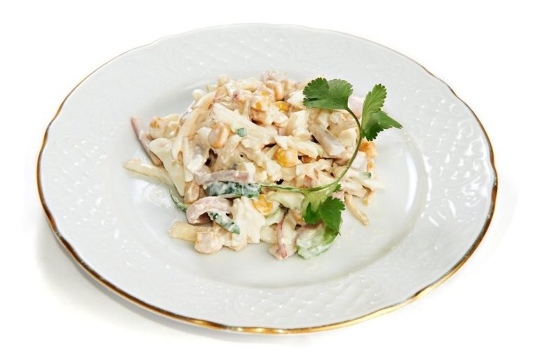 Салат из кальмаров: 10 самых вкусных и аппетитных рецептов блюда