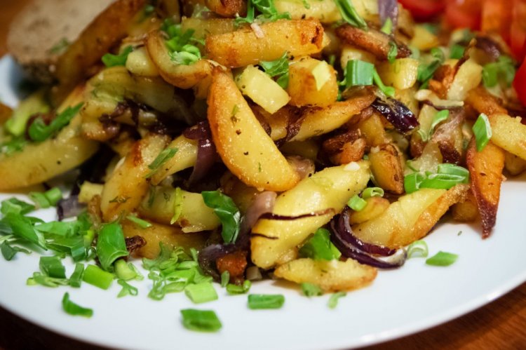 12 простых рецептов картофеля по-деревенски на сковороде