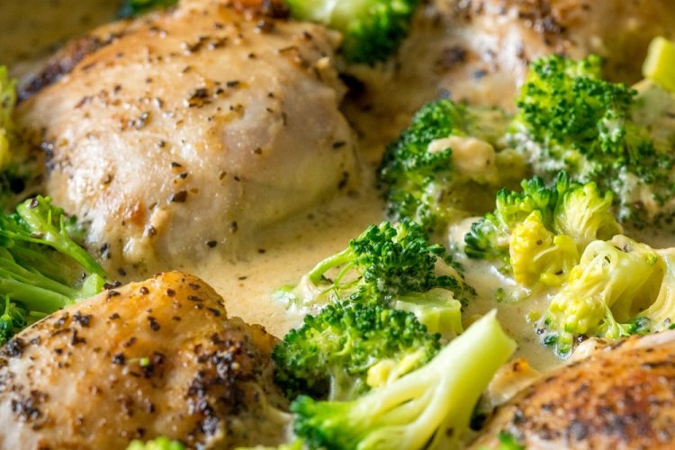 15 скорых рецептов курицы в соусе из сметаны