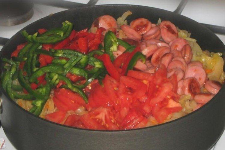 10 великолепных рецептов тушеной капусты с сосисками