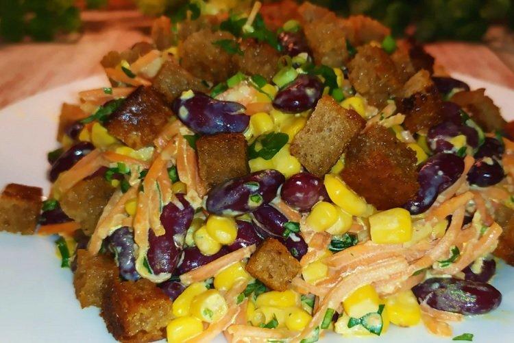 20 очень вкусных салатов с фасолью и гренками