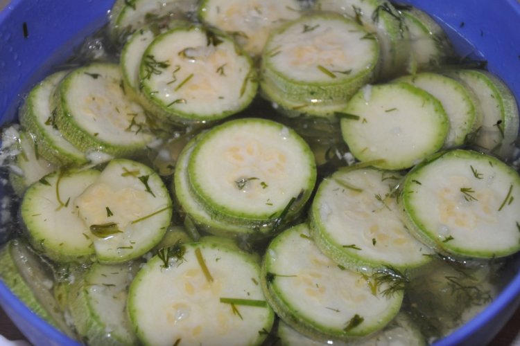 12 простых рецептов, как приготовить соленые кабачки на зиму
