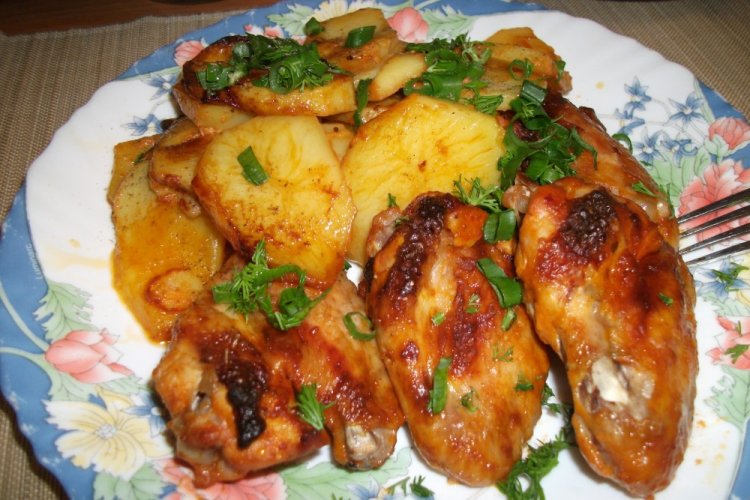 15 наилучших рецептов куриных крылышек с картошкой в печи