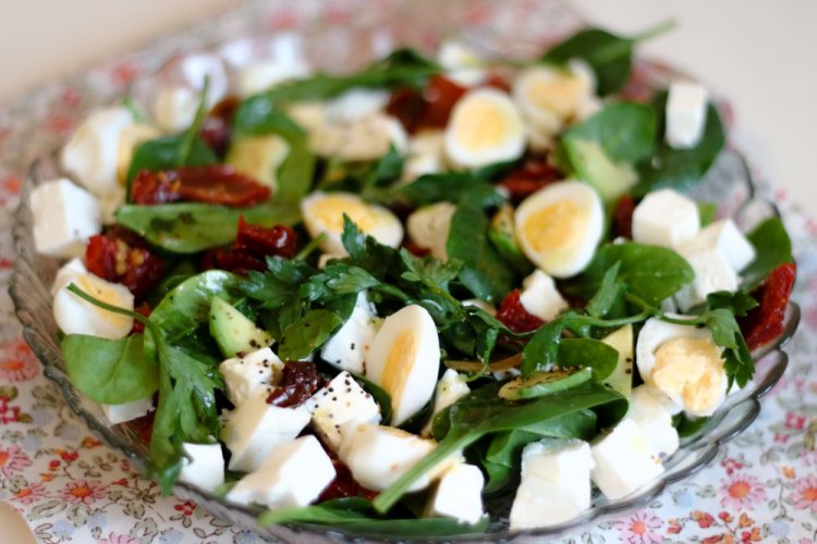 15 легких салатов с перепелиными яйцами