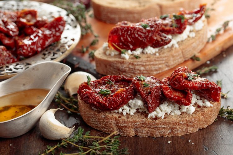 15 оригинальных рецептов брускетты с вялеными томатами