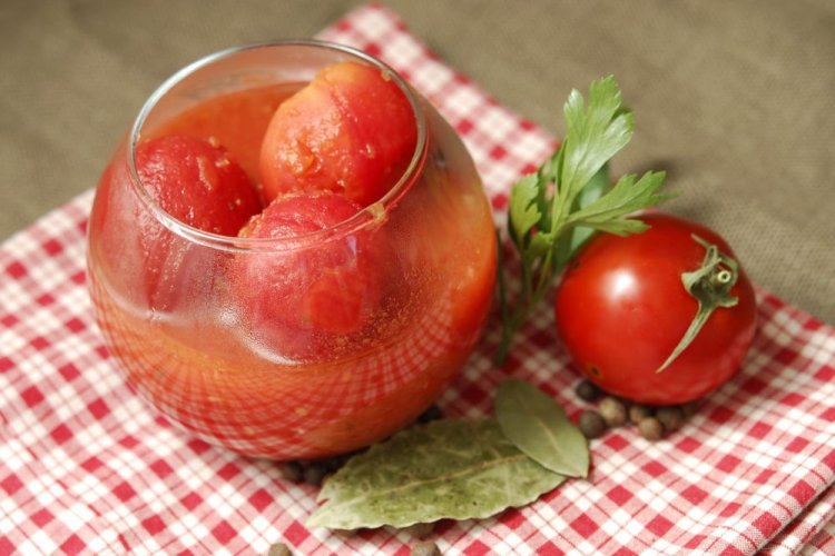 20 простых рецептов помидоров в собственном соку на зиму