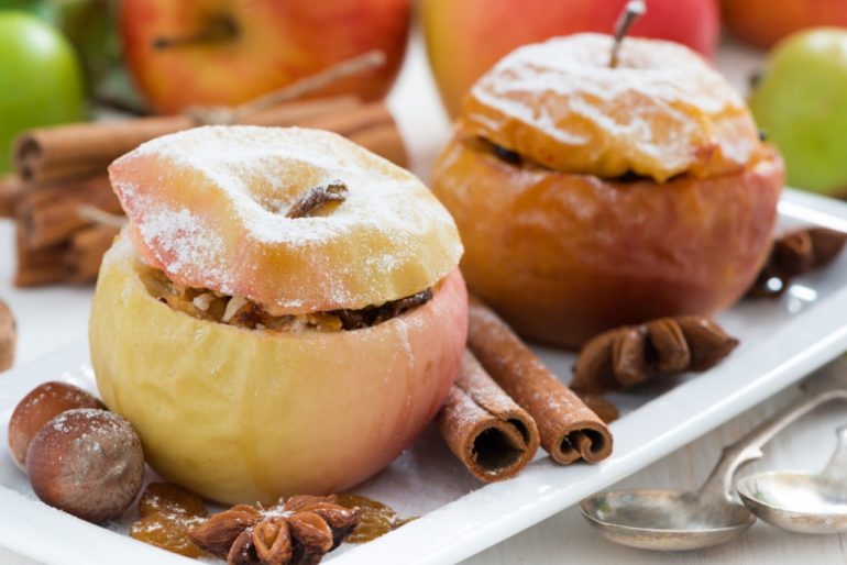 Запечённые яблоки: самые популярные рецепты вкусного десерта