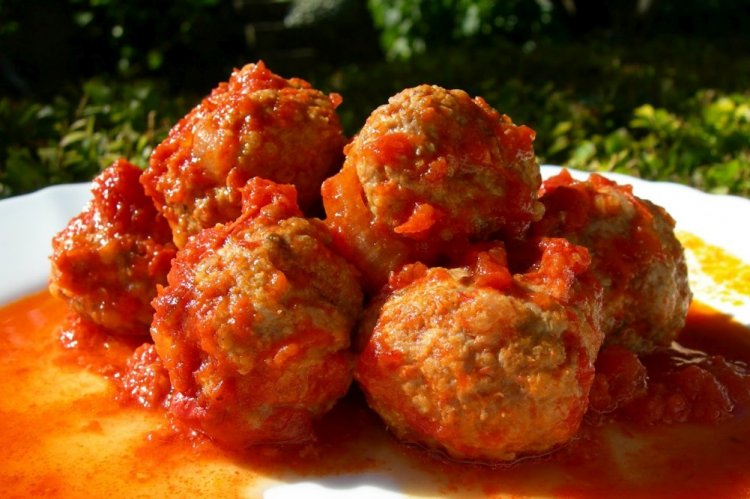 15 прекрасных рецептов мясных шариков в соусе из помидоров