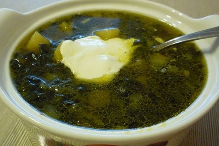 12 супов из свекольной ботвы, которые стоит приготовить