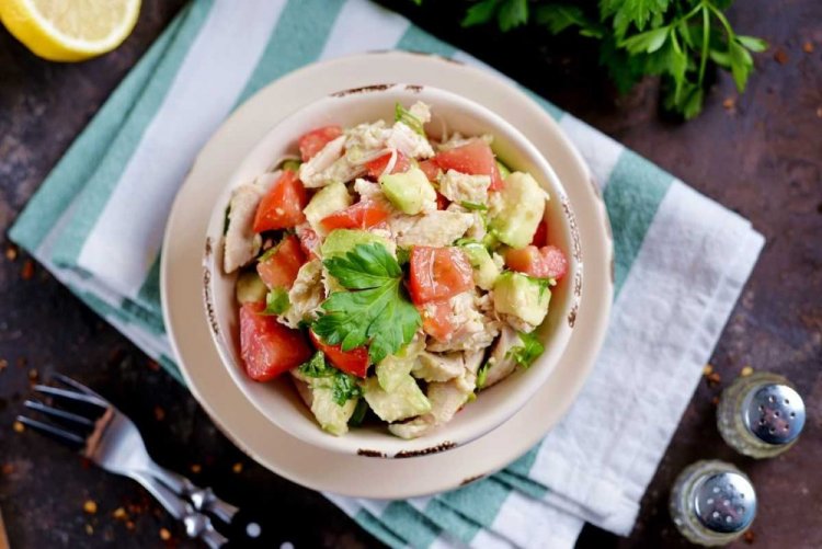 15 прекрасных салатов с авокадо и помидорами